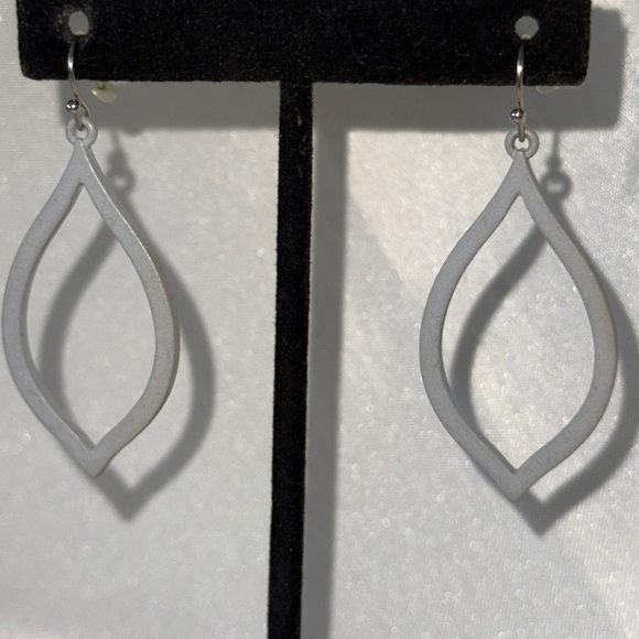 Elegant Gray Hollow Leaf Dangle Fishhook Earrings - Picture 4 of 8